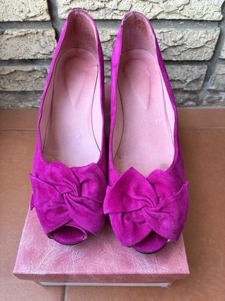 Zapatos tacón fucsia con lazo