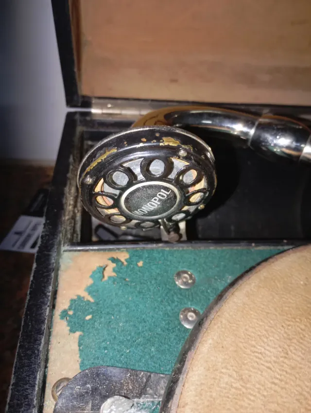 Gramófono antiguo por restaurar.