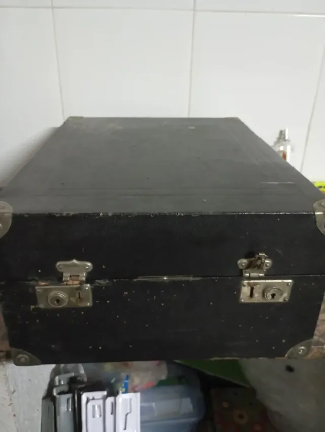 Gramófono antiguo por restaurar.