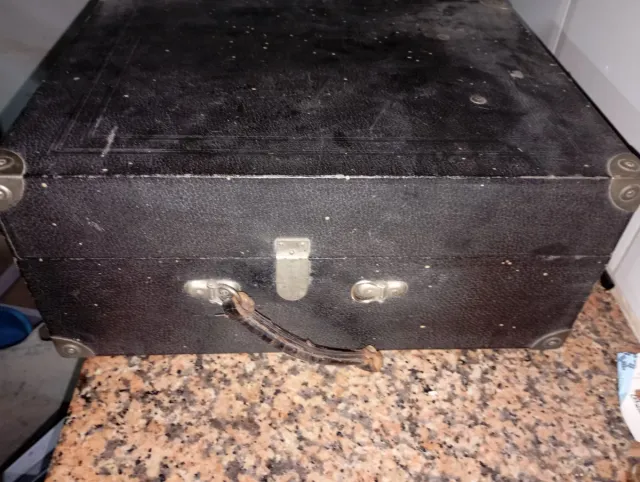 Gramófono antiguo por restaurar.