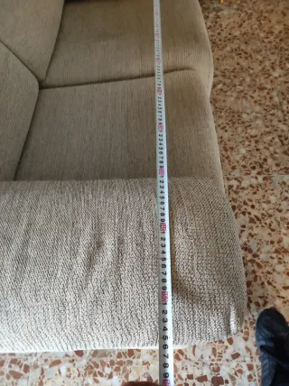 Sofá de tela beige