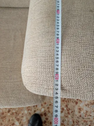 Sofá de tela beige