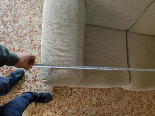 Sofá de tela beige