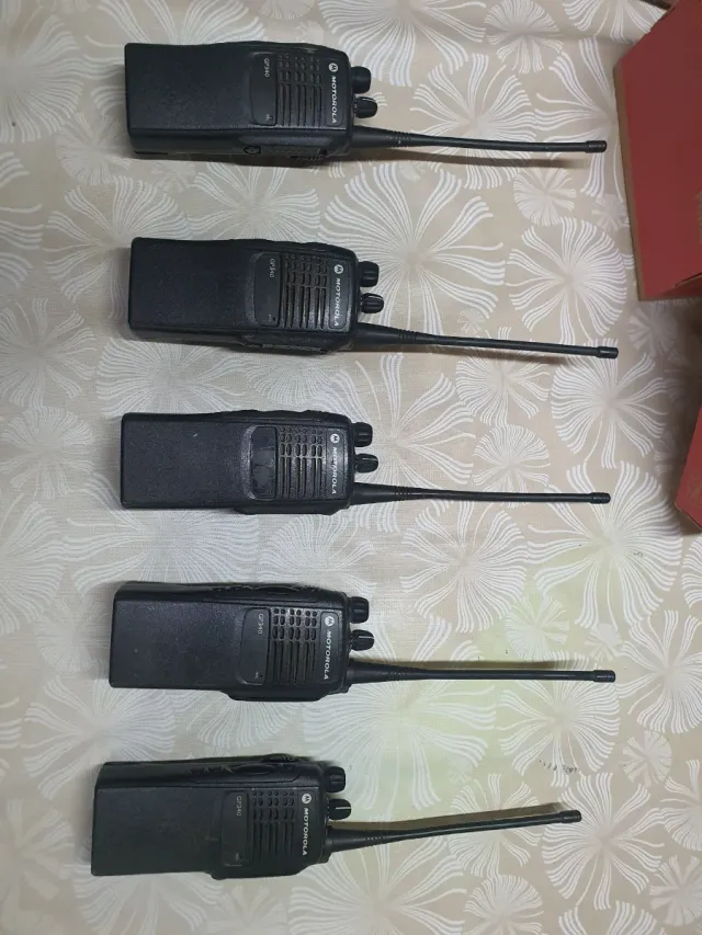 5 Rádios Motorola UHF Preto