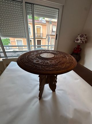Mesa auxiliar redonda madera tallada