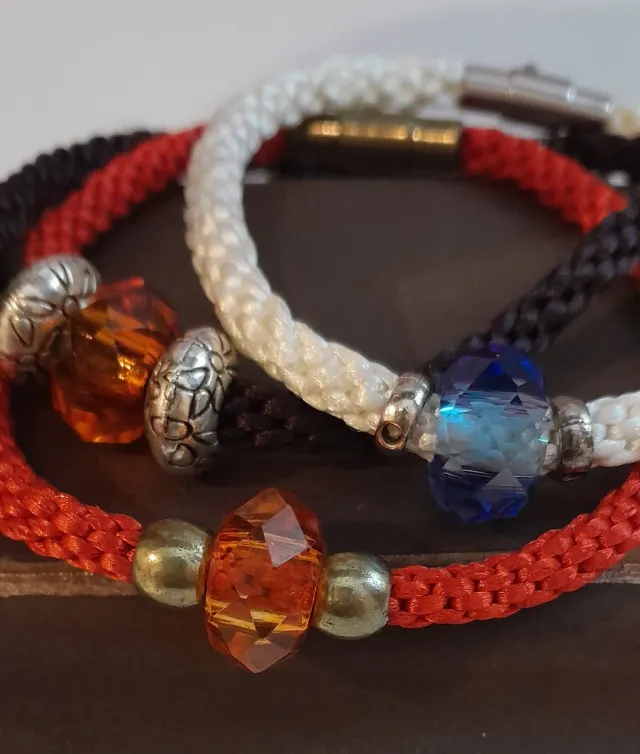 Pulseras artesanales energéticas con abalorios.