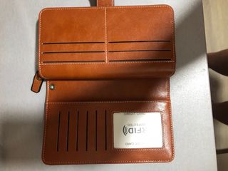 Cartera de mano marrón
