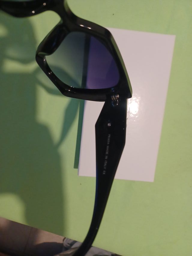 Gafas de sol Prada negras y grises