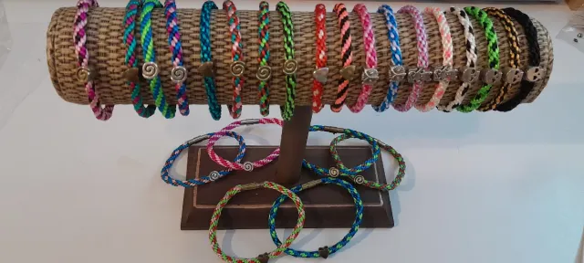 Pulseras artesanales energéticas con diseños.
