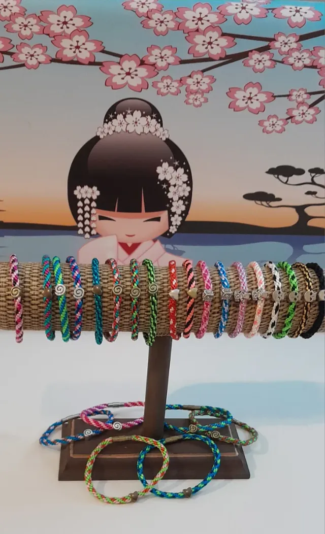 Pulseras artesanales energéticas con diseños.