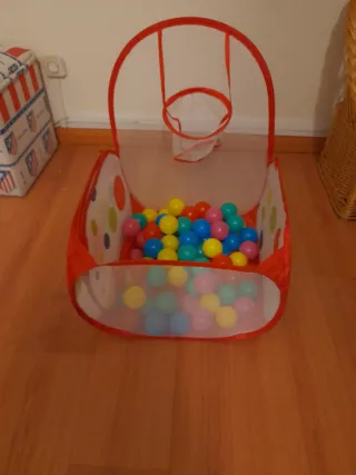 Parque de bolas infantil con canasta
