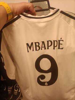9.00€ Camiseta Real Madrid 
50 ,00€ -Nike Air Max.