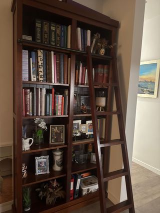 Librería de madera y vitrina con puerta de cristal