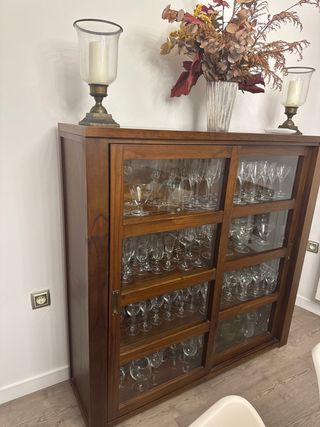 Librería de madera y vitrina con puerta de cristal