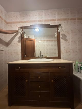 Mueble de baño rústico madera y mármol con espejo