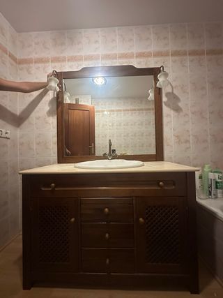 Mueble de baño rústico madera y mármol con espejo