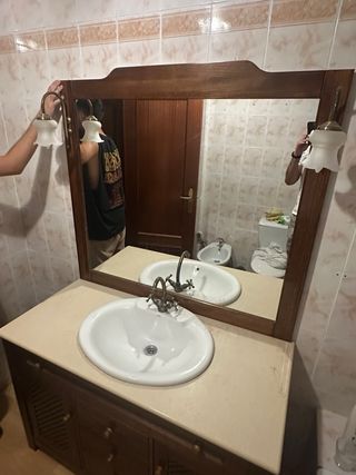 Mueble de baño rústico madera y mármol con espejo