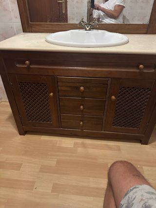 Mueble de baño rústico madera y mármol con espejo