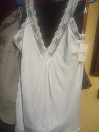 Blusa de tirantes con encaje