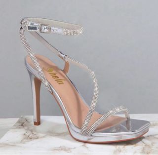 Tacones de gala plateados con pedrería