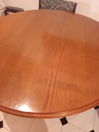 Mesa de comedor redonda de madera