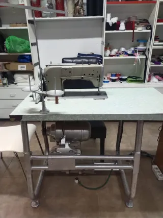 Máquina de coser industrial con mesa