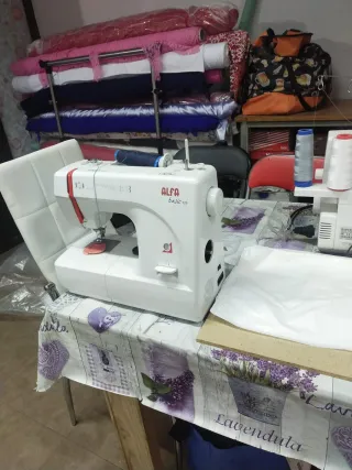 Máquina de coser industrial con mesa