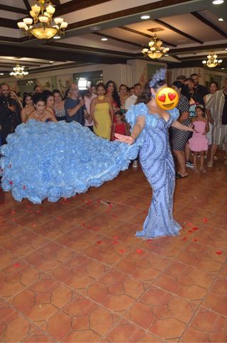 Vestido gitano de piedras azul con cola de flores