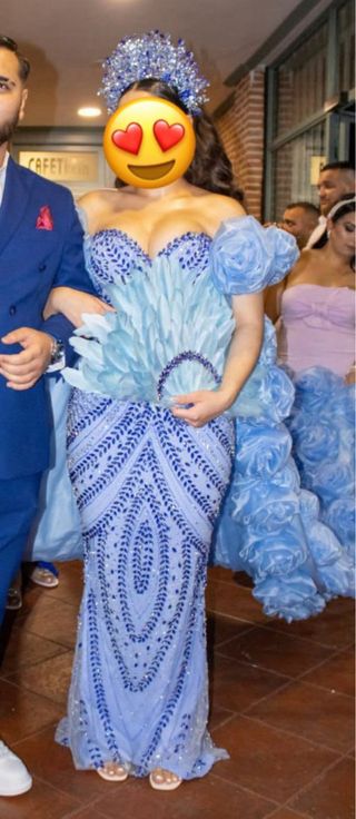 Vestido gitano de piedras azul con cola de flores