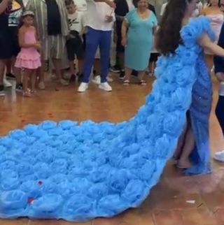 Vestido gitano de piedras azul con cola de flores