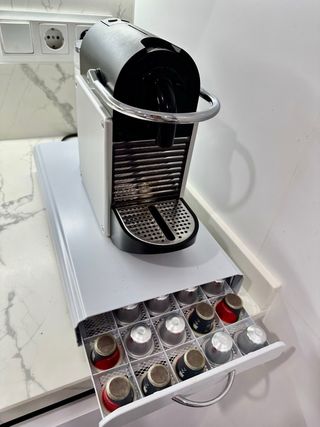 Cafetera Nespresso D’Longhi pixie soporte cápsulas