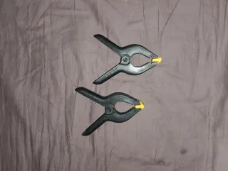 2 Pinzas de Agarre Negras con Puntas Amarillas