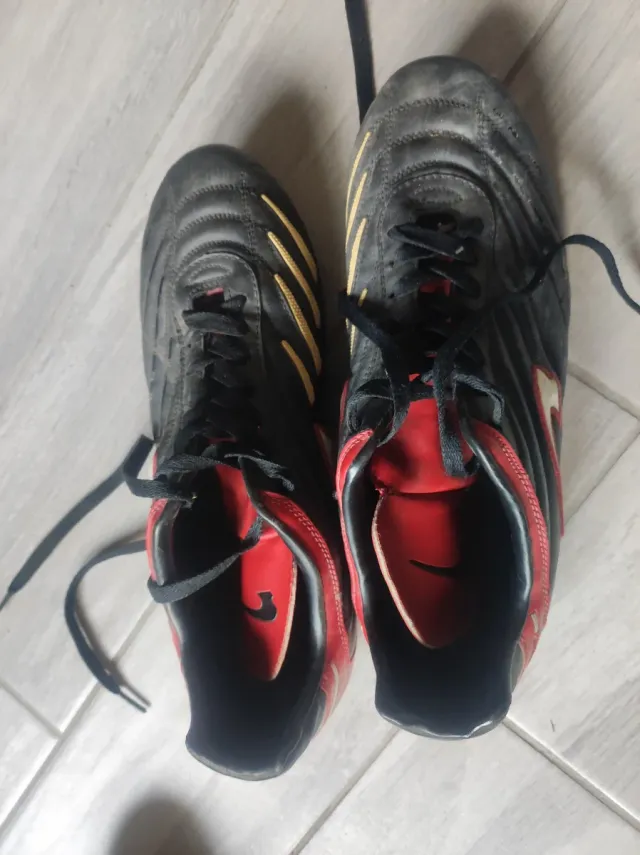 Scarpe da calcio Kronos nere e rosse.