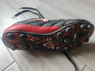 Scarpe da calcio Kronos nere e rosse.