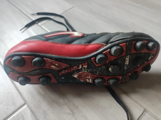 Scarpe da calcio Kronos nere e rosse.