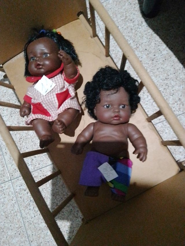 Pareja de muñecos morenos