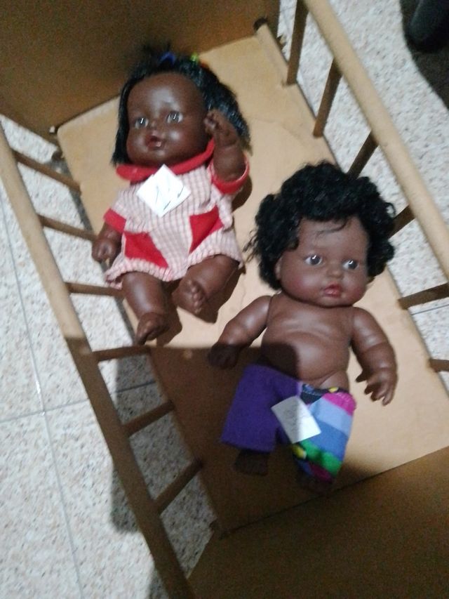 Pareja de muñecos morenos