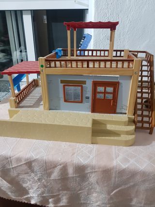 Casita de juguete con piscina y accesorios