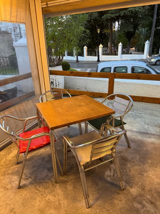 Tavolo Hospitality con 4 sedie e cuscini.