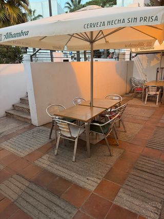 Tavolo Hospitality con 4 sedie e cuscini.