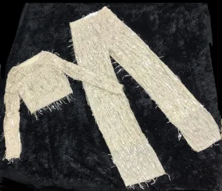 Conjunto beige con mini lentejuelas plateadas