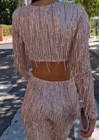 Conjunto beige con mini lentejuelas plateadas