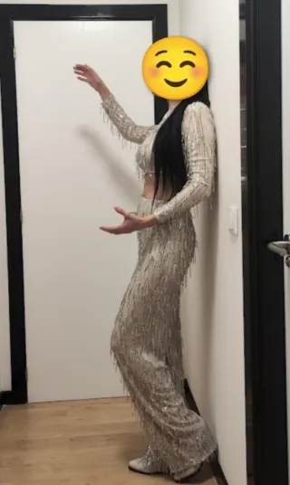 Conjunto beige con mini lentejuelas plateadas