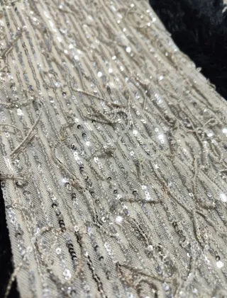 Conjunto beige con mini lentejuelas plateadas