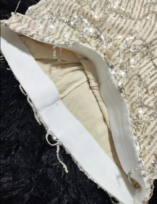 Conjunto beige con mini lentejuelas plateadas