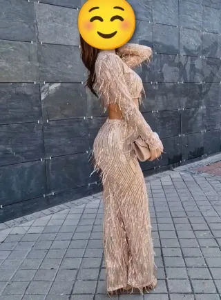 Conjunto beige con mini lentejuelas plateadas