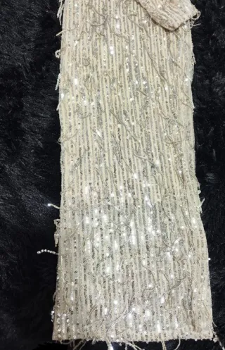 Conjunto beige con mini lentejuelas plateadas