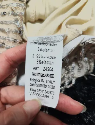 Conjunto beige con mini lentejuelas plateadas