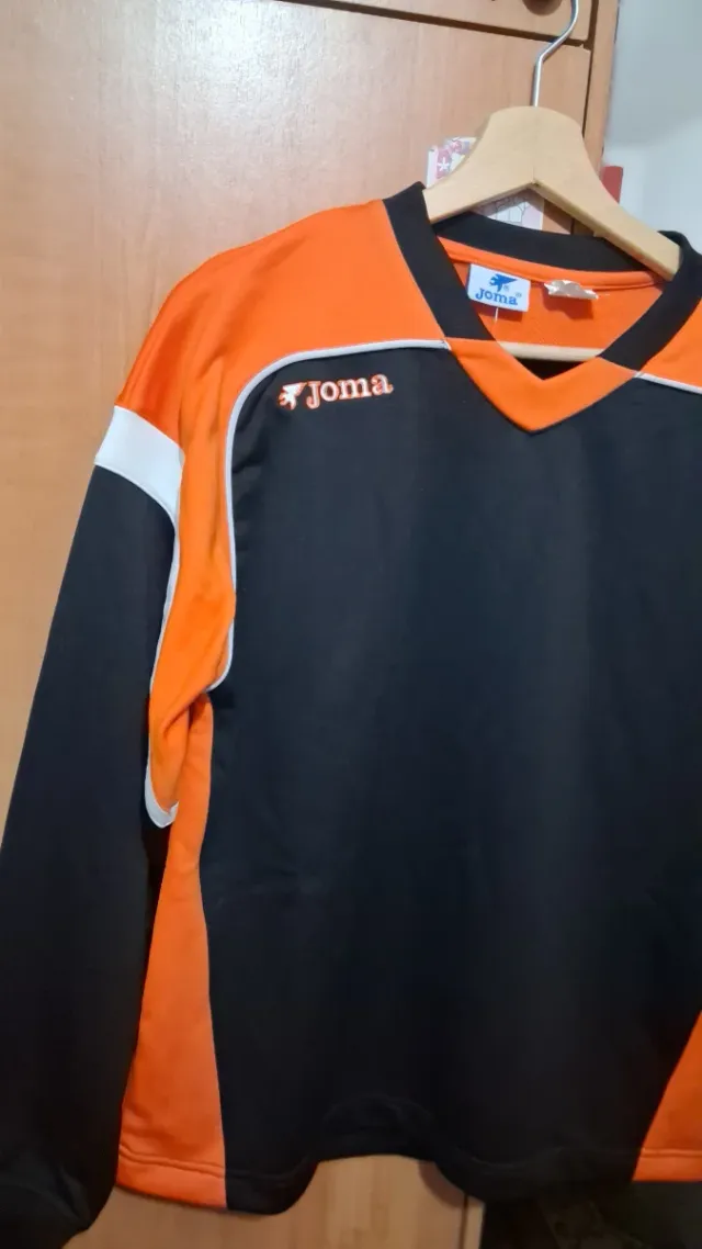 Camiseta Joma naranja y negra