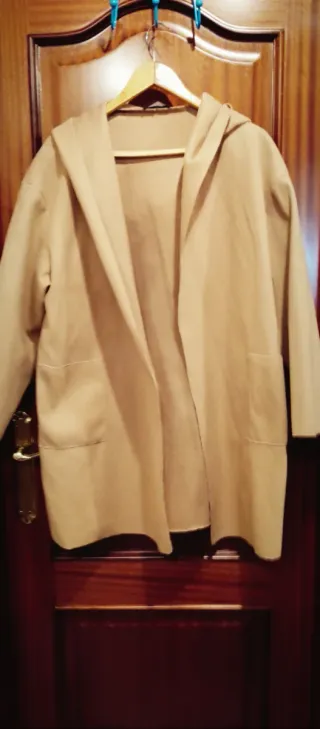 Chaqueta beige con capucha mujer